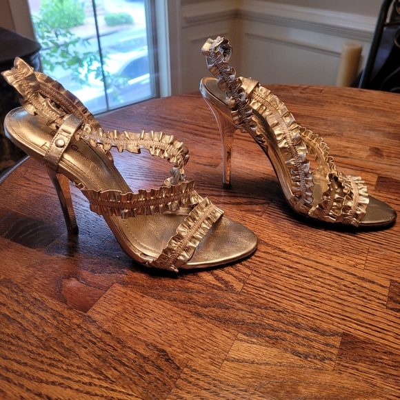 BCBG Gold ruffle sandals size 7.5 - Picture 3 of 5